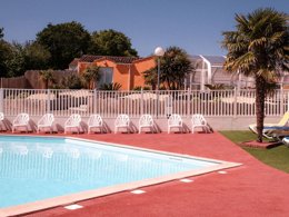 Camping Pas Cher vous présente avec son site Officiel campingpascher.fr, le Camping L'Orée De L'Océan classé 4 étoiles, situé sur la commune de Landevieille dans le département Vendée (Pays De La Loire) en France. Le camping L'Orée De L'Océan, vous présente un hébergement de type mobil-home et télévision. Le camping L'Orée De L'Océan vous propose du dimanche 20 septembre au dimanche 27 septembre 2026 pour 7 nuits à 915.6€. Cette location propose 107 dates différentes pour réserver votre séjour. Découvrez également les 8 autres gammes d'hébergements du camping. Les Avis clients pour le Camping L'Orée De L'Océan sont de 7 sur 10. MerÉtang, Parc aquatique, Piscine couverte, Piscine extérieure, Animation ados, Animations familiales, Club enfants, Aire de jeux enfants, Baby-foot, Canoë-kayak, Centre équestre, Golf, Parcours sportif, Ping-pong, Piscine, Pétanque, Surf, Terrain multisports, Bar, Boulangerie, Brasserie, Snack/Bar, Supermarché, Épicerie,... En savoir plus : cliquez-ICI.