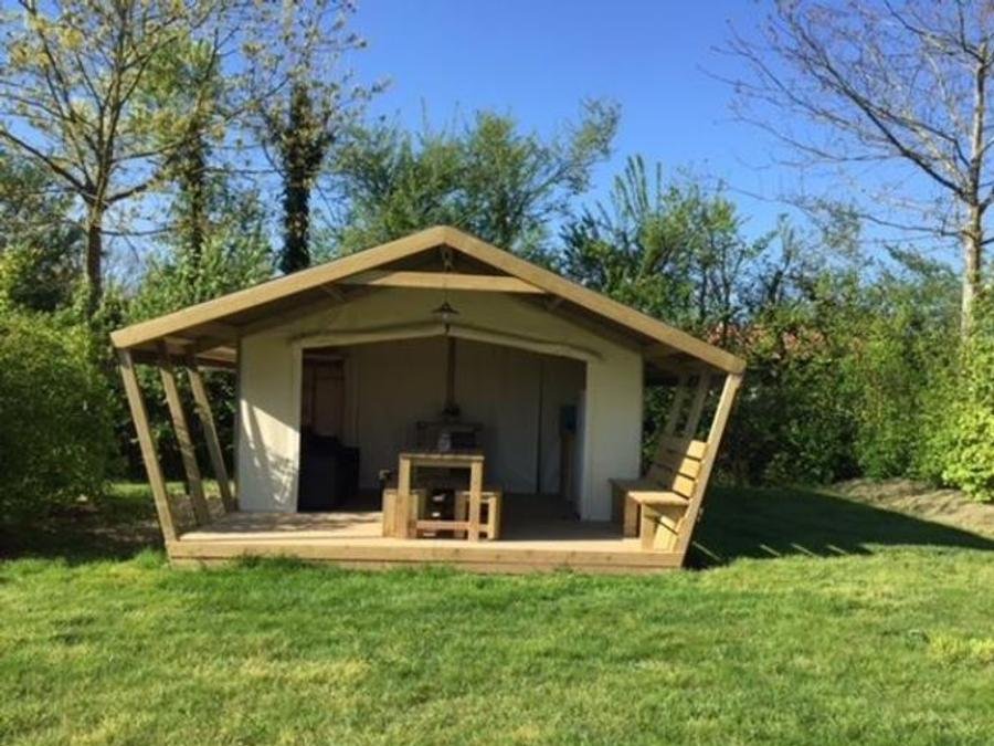 Camping Pas Cher vous présente avec son site Officiel campingpascher.fr, le Camping Paradis La Bretonnière classé 4 étoiles, situé sur la commune de Saint Julien Des Landes dans le département Vendée (Pays De La Loire) en France. Le camping Paradis La Bretonnière vous propose un hébergement de type tente en toile et bois de 21 m² pour 5 personnes. L'établissement vous propose 17 autres types d'hébergements. Découvrez tous nos séjours à petits prix dans la commune et aux alentours de Saint Julien Des Landes du département : Vendée (Pays De La Loire). Les Avis clients pour le Camping Paradis La Bretonnière sont excellents avec une note moyenne de 8 sur 10. LacMer, Bassin enfant, Piscine couverte, Piscine extérieure, Animations familiales, Club enfants, Aire de jeux enfants, Baby-foot, Court de tennis, Flipper, Parcours sportif, Ping-pong, Piscine, Pédalo, Pétanque, Salle de jeux vidéo, Terrain de beach-volley, Terrain de football, Trampoline, Bar, Dépôt de pain, Plats à emporter, Snack/Bar, Supermarché, Épicerie,... En savoir plus : cliquez-ICI.