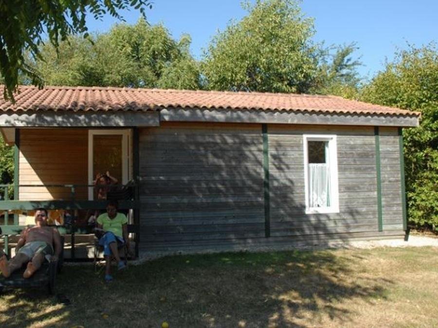 Camping Pas Cher vous présente avec son site Officiel campingpascher.fr, le Camping Paradis La Bretonnière classé 4 étoiles, situé sur la commune de Saint Julien Des Landes dans le département Vendée (Pays De La Loire) en France. Le camping Paradis La Bretonnière vous propose un hébergement de type chalet de 33 m² pour 6 personnes. L'établissement vous propose 17 autres types d'hébergements. Découvrez tous nos séjours à petits prix dans la commune et aux alentours de Saint Julien Des Landes du département : Vendée (Pays De La Loire). Les Avis clients pour le Camping Paradis La Bretonnière sont excellents avec une note moyenne de 8 sur 10. LacMer, Bassin enfant, Piscine couverte, Piscine extérieure, Animations familiales, Club enfants, Aire de jeux enfants, Baby-foot, Court de tennis, Flipper, Parcours sportif, Ping-pong, Piscine, Pédalo, Pétanque, Salle de jeux vidéo, Terrain de beach-volley, Terrain de football, Trampoline, Bar, Dépôt de pain, Plats à emporter, Snack/Bar, Supermarché, Épicerie,... En savoir plus : cliquez-ICI.