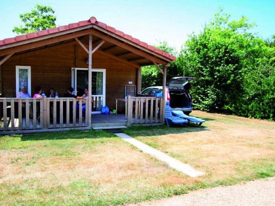 Camping Pas Cher vous présente avec son site Officiel campingpascher.fr, le Camping Paradis La Bretonnière classé 4 étoiles, situé sur la commune de Saint Julien Des Landes dans le département Vendée (Pays De La Loire) en France. Le camping Paradis La Bretonnière vous propose un hébergement de type chalet de 28 m² (télévision). L'établissement vous propose 17 autres types d'hébergements. Découvrez tous nos séjours à petits prix dans la commune et aux alentours de Saint Julien Des Landes du département : Vendée (Pays De La Loire). Les Avis clients pour le Camping Paradis La Bretonnière sont excellents avec une note moyenne de 8 sur 10. LacMer, Bassin enfant, Piscine couverte, Piscine extérieure, Animations familiales, Club enfants, Aire de jeux enfants, Baby-foot, Court de tennis, Flipper, Parcours sportif, Ping-pong, Piscine, Pédalo, Pétanque, Salle de jeux vidéo, Terrain de beach-volley, Terrain de football, Trampoline, Bar, Dépôt de pain, Plats à emporter, Snack/Bar, Supermarché, Épicerie,... En savoir plus : cliquez-ICI.