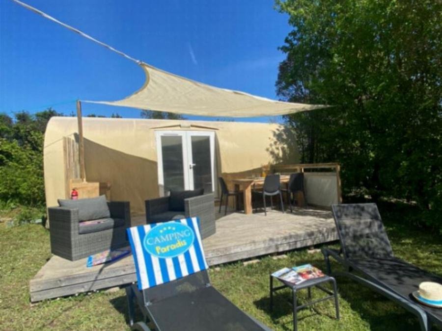 Camping Pas Cher vous présente avec son site Officiel campingpascher.fr, le Camping Paradis La Bretonnière classé 4 étoiles, situé sur la commune de Saint Julien Des Landes dans le département Vendée (Pays De La Loire) en France. Le camping Paradis La Bretonnière, vous présente un hébergement de type tente de 16 m² pour 4 personnes. Le camping Paradis La Bretonnière vous propose du sam. 25 juillet au sam. 01 août 2026, en promotion à -10% pour 7 nuits à 499 € au lieu de 555,0 € soit une Économie de 56 €. Cette location propose 9 dates différentes pour réserver votre séjour. Découvrez également les 17 autres gammes d'hébergements du camping. Les Avis clients pour le Camping Paradis La Bretonnière sont excellents avec une note moyenne de 8 sur 10. LacMer, Bassin enfant, Piscine couverte, Piscine extérieure, Animations familiales, Club enfants, Aire de jeux enfants, Baby-foot, Court de tennis, Flipper, Parcours sportif, Ping-pong, Piscine, Pédalo, Pétanque, Salle de jeux vidéo, Terrain de beach-volley, Terrain de football, Trampoline, Bar, Dépôt de pain, Plats à emporter, Snack/Bar, Supermarché, Épicerie,... En savoir plus : cliquez-ICI.