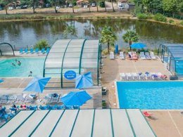 Camping Pas Cher vous présente avec son site Officiel campingpascher.fr, le Camping Paradis La Bretonnière classé 4 étoiles, situé sur la commune de Saint Julien Des Landes dans le département Vendée (Pays De La Loire) en France. Le camping Paradis La Bretonnière vous propose un hébergement de type chalet de 28 m² (télévision). L'établissement vous propose 17 autres types d'hébergements. Découvrez tous nos séjours à petits prix dans la commune et aux alentours de Saint Julien Des Landes du département : Vendée (Pays De La Loire). Les Avis clients pour le Camping Paradis La Bretonnière sont excellents avec une note moyenne de 8 sur 10. LacMer, Bassin enfant, Piscine couverte, Piscine extérieure, Animations familiales, Club enfants, Aire de jeux enfants, Baby-foot, Court de tennis, Flipper, Parcours sportif, Ping-pong, Piscine, Pédalo, Pétanque, Salle de jeux vidéo, Terrain de beach-volley, Terrain de football, Trampoline, Bar, Dépôt de pain, Plats à emporter, Snack/Bar, Supermarché, Épicerie,... En savoir plus : cliquez-ICI.