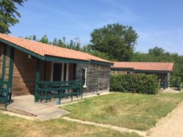 Camping Pas Cher vous présente avec son site Officiel campingpascher.fr, le Camping Paradis La Bretonnière classé 4 étoiles, situé sur la commune de Saint Julien Des Landes dans le département Vendée (Pays De La Loire) en France. Le camping Paradis La Bretonnière, vous présente un hébergement de type chalet de 33 m² pour 4 personnes. Le camping Paradis La Bretonnière vous propose du sam. 30 mai au sam. 06 juin 2026, en promotion à -11% pour 7 nuits à 169 € au lieu de 190,0 € soit une Économie de 21 €. Cette location propose 22 dates différentes pour réserver votre séjour. Découvrez également les 14 autres gammes d'hébergements du camping. Les Avis clients pour le Camping Paradis La Bretonnière sont excellents avec une note moyenne de 8 sur 10. LacMer, Bassin enfant, Piscine couverte, Piscine extérieure, Animations familiales, Club enfants, Aire de jeux enfants, Baby-foot, Court de tennis, Flipper, Parcours sportif, Ping-pong, Piscine, Pédalo, Pétanque, Salle de jeux vidéo, Terrain de beach-volley, Terrain de football, Trampoline, Bar, Dépôt de pain, Plats à emporter, Snack/Bar, Supermarché, Épicerie,... En savoir plus : cliquez-ICI.