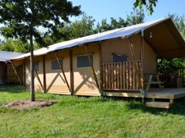Camping Pas Cher vous présente avec son site Officiel campingpascher.fr, le Camping Paradis La Bretonnière classé 4 étoiles, situé sur la commune de Saint Julien Des Landes dans le département Vendée (Pays De La Loire) en France. Le camping Paradis La Bretonnière vous propose un hébergement de type tente en toile et bois de 35 m² pour 6 personnes. L'établissement vous propose 14 autres types d'hébergements. Découvrez tous nos séjours à petits prix dans la commune et aux alentours de Saint Julien Des Landes du département : Vendée (Pays De La Loire). Les Avis clients pour le Camping Paradis La Bretonnière sont excellents avec une note moyenne de 8 sur 10. LacMer, Bassin enfant, Piscine couverte, Piscine extérieure, Animations familiales, Club enfants, Aire de jeux enfants, Baby-foot, Court de tennis, Flipper, Parcours sportif, Ping-pong, Piscine, Pédalo, Pétanque, Salle de jeux vidéo, Terrain de beach-volley, Terrain de football, Trampoline, Bar, Dépôt de pain, Plats à emporter, Snack/Bar, Supermarché, Épicerie,... En savoir plus : cliquez-ICI.