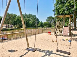 Camping Pas Cher vous présente avec son site Officiel campingpascher.fr, le Camping Paradis La Bretonnière classé 4 étoiles, situé sur la commune de Saint Julien Des Landes dans le département Vendée (Pays De La Loire) en France. Le camping Paradis La Bretonnière, vous présente un hébergement de type chalet de 33 m² pour 4 personnes. Le camping Paradis La Bretonnière vous propose du sam. 30 mai au sam. 06 juin 2026, en promotion à -11% pour 7 nuits à 169 € au lieu de 190,0 € soit une Économie de 21 €. Cette location propose 22 dates différentes pour réserver votre séjour. Découvrez également les 14 autres gammes d'hébergements du camping. Les Avis clients pour le Camping Paradis La Bretonnière sont excellents avec une note moyenne de 8 sur 10. LacMer, Bassin enfant, Piscine couverte, Piscine extérieure, Animations familiales, Club enfants, Aire de jeux enfants, Baby-foot, Court de tennis, Flipper, Parcours sportif, Ping-pong, Piscine, Pédalo, Pétanque, Salle de jeux vidéo, Terrain de beach-volley, Terrain de football, Trampoline, Bar, Dépôt de pain, Plats à emporter, Snack/Bar, Supermarché, Épicerie,... En savoir plus : cliquez-ICI.