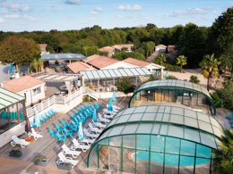 Camping Pas Cher vous présente avec son site Officiel campingpascher.fr, le Camping Paradis La Bretonnière classé 4 étoiles, situé sur la commune de Saint Julien Des Landes dans le département Vendée (Pays De La Loire) en France. Le camping Paradis La Bretonnière, vous présente un hébergement de type mobil-home de 29 m² pour 4 personnes. Le camping Paradis La Bretonnière vous propose du sam. 16 mai au sam. 23 mai 2026, en promotion à -11% pour 7 nuits à 169 € au lieu de 190,0 € soit une Économie de 21 €. Cette location propose 22 dates différentes pour réserver votre séjour. Découvrez également les 14 autres gammes d'hébergements du camping. Les Avis clients pour le Camping Paradis La Bretonnière sont excellents avec une note moyenne de 8 sur 10. LacMer, Bassin enfant, Piscine couverte, Piscine extérieure, Animations familiales, Club enfants, Aire de jeux enfants, Baby-foot, Court de tennis, Flipper, Parcours sportif, Ping-pong, Piscine, Pédalo, Pétanque, Salle de jeux vidéo, Terrain de beach-volley, Terrain de football, Trampoline, Bar, Dépôt de pain, Plats à emporter, Snack/Bar, Supermarché, Épicerie,... En savoir plus : cliquez-ICI.