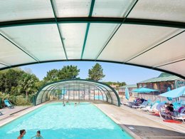 Camping Pas Cher vous présente avec son site Officiel campingpascher.fr, le Camping Paradis La Bretonnière classé 4 étoiles, situé sur la commune de Saint Julien Des Landes dans le département Vendée (Pays De La Loire) en France. Le camping Paradis La Bretonnière, vous présente un hébergement de type mobil-home de 29 m² pour 4 personnes et télévision. Le camping Paradis La Bretonnière vous propose du sam. 16 mai au sam. 23 mai 2026, en promotion à -11% pour 7 nuits à 169 € au lieu de 190,0 € soit une Économie de 21 €. Cette location propose 22 dates différentes pour réserver votre séjour. Découvrez également les 14 autres gammes d'hébergements du camping. Les Avis clients pour le Camping Paradis La Bretonnière sont excellents avec une note moyenne de 8 sur 10. LacMer, Bassin enfant, Piscine couverte, Piscine extérieure, Animations familiales, Club enfants, Aire de jeux enfants, Baby-foot, Court de tennis, Flipper, Parcours sportif, Ping-pong, Piscine, Pédalo, Pétanque, Salle de jeux vidéo, Terrain de beach-volley, Terrain de football, Trampoline, Bar, Dépôt de pain, Plats à emporter, Snack/Bar, Supermarché, Épicerie,... En savoir plus : cliquez-ICI.