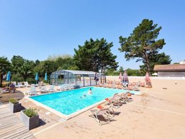 Camping Pas Cher vous présente avec son site Officiel campingpascher.fr, le Camping Paradis La Bretonnière classé 4 étoiles, situé sur la commune de Saint Julien Des Landes dans le département Vendée (Pays De La Loire) en France. Le camping Paradis La Bretonnière, vous présente un hébergement de type tente de 16 m² pour 4 personnes. Le camping Paradis La Bretonnière vous propose du sam. 04 juillet au sam. 11 juillet 2026, en promotion à -10% pour 7 nuits à 299 € au lieu de 334,0 € soit une Économie de 35 €. Cette location propose 11 dates différentes pour réserver votre séjour. Découvrez également les 14 autres gammes d'hébergements du camping. Les Avis clients pour le Camping Paradis La Bretonnière sont excellents avec une note moyenne de 8 sur 10. LacMer, Bassin enfant, Piscine couverte, Piscine extérieure, Animations familiales, Club enfants, Aire de jeux enfants, Baby-foot, Court de tennis, Flipper, Parcours sportif, Ping-pong, Piscine, Pédalo, Pétanque, Salle de jeux vidéo, Terrain de beach-volley, Terrain de football, Trampoline, Bar, Dépôt de pain, Plats à emporter, Snack/Bar, Supermarché, Épicerie,... En savoir plus : cliquez-ICI.