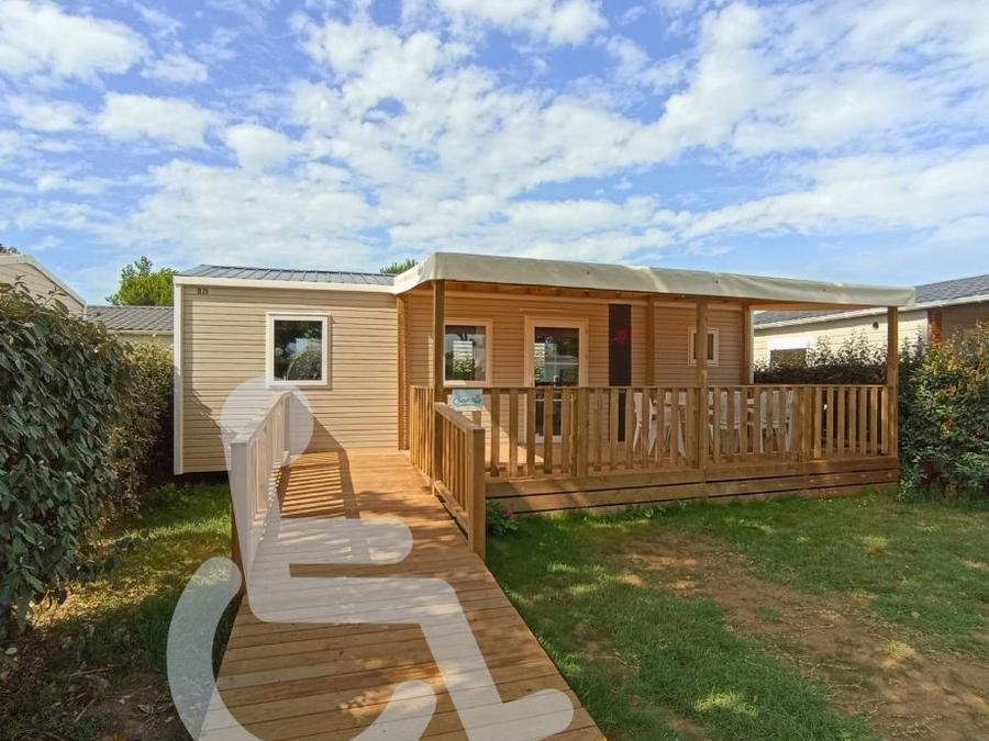 Camping Pas Cher vous présente avec son site Officiel campingpascher.fr, le Camping Le Bahamas Beach classé 4 étoiles, situé sur la commune de Saint Gilles Croix De Vie dans le département Vendée (Pays De La Loire) en France. Le camping Le Bahamas Beach vous propose un hébergement de type mobil-home de 32 m² pour 1 personne (télévision). L'établissement vous propose 8 autres types d'hébergements. Découvrez tous nos séjours à petits prix dans la commune et aux alentours de Saint Gilles Croix De Vie du département : Vendée (Pays De La Loire). Les Avis clients pour le Camping Le Bahamas Beach sont excellents avec une note moyenne de 8 sur 10. Mer, Piscine chauffée, Piscine couverte, Animation enfants, Animations familiales, Aire de jeux enfants, Ping-pong, Pétanque, Salle de jeux vidéo, Terrain multisports, Bar, Dépôt de pain, Restaurant, Snack/Bar, Épicerie,... En savoir plus : cliquez-ICI.