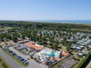 Camping Pas Cher vous présente avec son site Officiel campingpascher.fr, le Camping Le Bahamas Beach classé 4 étoiles, situé sur la commune de Saint Gilles Croix De Vie dans le département Vendée (Pays De La Loire) en France. Le camping Le Bahamas Beach vous propose un hébergement de type mobil-home de 35 m² pour 6 personnes (télévision). L'établissement vous propose 2 autres types d'hébergements. Découvrez tous nos séjours à petits prix dans la commune et aux alentours de Saint Gilles Croix De Vie du département : Vendée (Pays De La Loire). Les Avis clients pour le Camping Le Bahamas Beach sont excellents avec une note moyenne de 9 sur 10. Mer, Piscine chauffée, Piscine couverte, Animation enfants, Animations familiales, Aire de jeux enfants, Ping-pong, Pétanque, Salle de jeux vidéo, Terrain multisports, Bar, Dépôt de pain, Restaurant, Snack/Bar, Épicerie,... En savoir plus : cliquez-ICI.