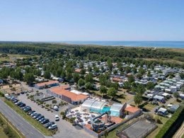 Camping Pas Cher vous présente avec son site Officiel campingpascher.fr, le Camping Le Bahamas Beach classé 4 étoiles, situé sur la commune de Saint Gilles Croix De Vie dans le département Vendée (Pays De La Loire) en France. Le camping Le Bahamas Beach vous propose un hébergement de type mobil-home de 35 m² pour 6 personnes (télévision). L'établissement vous propose 2 autres types d'hébergements. Découvrez tous nos séjours à petits prix dans la commune et aux alentours de Saint Gilles Croix De Vie du département : Vendée (Pays De La Loire). Les Avis clients pour le Camping Le Bahamas Beach sont excellents avec une note moyenne de 9 sur 10. Mer, Piscine chauffée, Piscine couverte, Animation enfants, Animations familiales, Aire de jeux enfants, Ping-pong, Pétanque, Salle de jeux vidéo, Terrain multisports, Bar, Dépôt de pain, Restaurant, Snack/Bar, Épicerie,... En savoir plus : cliquez-ICI.