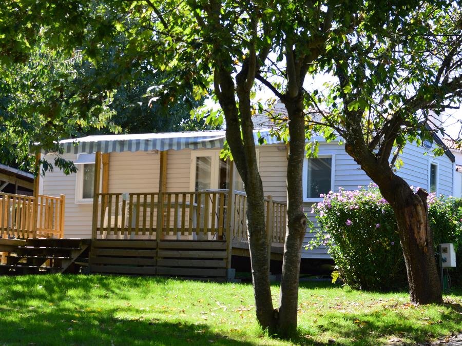 Camping Pas Cher vous présente avec son site Officiel campingpascher.fr, le Camping L'Ambois classé 4 étoiles, situé sur la commune de Mouilleron Le Captif dans le département Vendée (Pays De La Loire) en France. Le camping L'Ambois, vous présente un hébergement de type mobil-home de 29 m² pour 1 personne et télévision. Le camping L'Ambois vous propose du sam. 04 juillet au sam. 11 juillet 2026 pour 7 nuits à 670€. Cette location propose 7 dates différentes pour réserver votre séjour. Découvrez également les 11 autres gammes d'hébergements du camping. Les Avis clients pour le Camping L'Ambois sont excellents avec une note moyenne de 9 sur 10. Mer, Piscine couverte, Piscine extérieure, Animations familiales, Club enfants, Aire de jeux enfants, Parcours sportif, Ping-pong, Pétanque, Structure gonflable enfants, Terrain multisports, Trampoline, Bar, Dépôt de pain, Snack/Bar, Épicerie,... En savoir plus : cliquez-ICI.