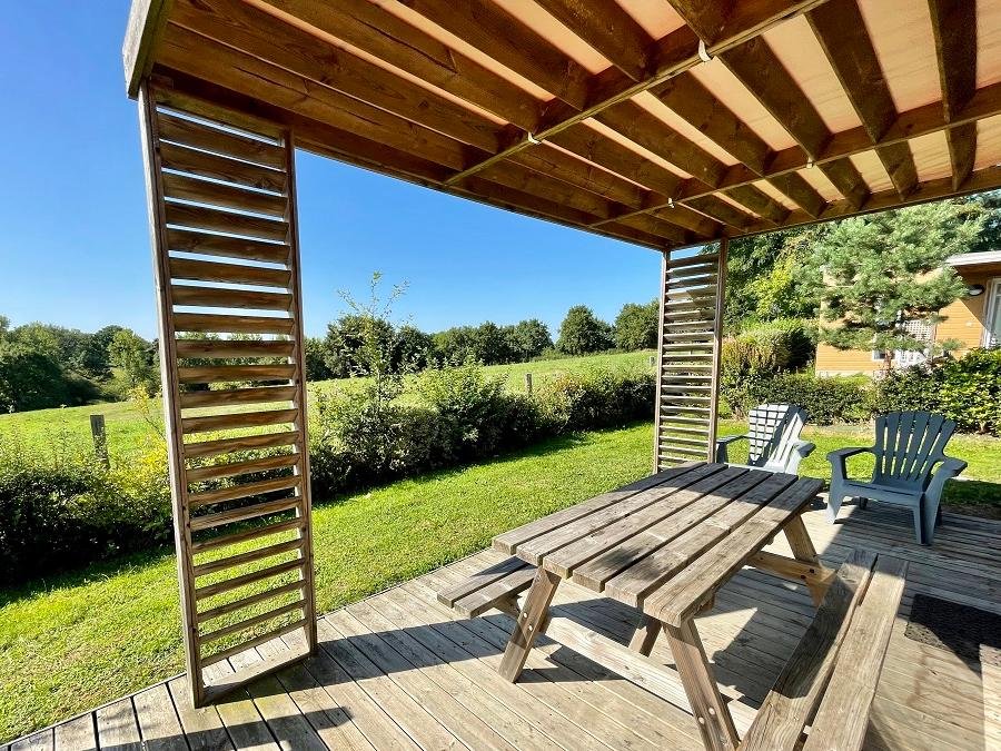 Camping Pas Cher vous présente avec son site Officiel campingpascher.fr, le Camping L'Ambois classé 4 étoiles, situé sur la commune de Mouilleron Le Captif dans le département Vendée (Pays De La Loire) en France. Le camping L'Ambois, vous présente un hébergement de type chalet de 35 m² pour 2 personnes et télévision. Le camping L'Ambois vous propose du sam. 04 juillet au sam. 11 juillet 2026 pour 7 nuits à 830€. Cette location propose 10 dates différentes pour réserver votre séjour. Découvrez également les 11 autres gammes d'hébergements du camping. Les Avis clients pour le Camping L'Ambois sont excellents avec une note moyenne de 9 sur 10. Mer, Piscine couverte, Piscine extérieure, Animations familiales, Club enfants, Aire de jeux enfants, Parcours sportif, Ping-pong, Pétanque, Structure gonflable enfants, Terrain multisports, Trampoline, Bar, Dépôt de pain, Snack/Bar, Épicerie,... En savoir plus : cliquez-ICI.