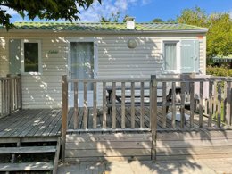 Camping Pas Cher vous présente avec son site Officiel campingpascher.fr, le Camping L'Ambois classé 4 étoiles, situé sur la commune de Mouilleron Le Captif dans le département Vendée (Pays De La Loire) en France. Le camping L'Ambois, vous présente un hébergement de type mobil-home de 20 m² et télévision. Le camping L'Ambois vous propose du sam. 04 juillet au sam. 11 juillet 2026 pour 7 nuits à 520€. Cette location propose 8 dates différentes pour réserver votre séjour. Découvrez également les 12 autres gammes d'hébergements du camping. Les Avis clients pour le Camping L'Ambois sont excellents avec une note moyenne de 9 sur 10. Mer, Piscine couverte, Piscine extérieure, Animations familiales, Club enfants, Aire de jeux enfants, Parcours sportif, Ping-pong, Pétanque, Structure gonflable enfants, Terrain multisports, Trampoline, Bar, Dépôt de pain, Snack/Bar, Épicerie,... En savoir plus : cliquez-ICI.