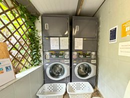 Camping Pas Cher vous présente avec son site Officiel campingpascher.fr, le Camping L'Ambois classé 4 étoiles, situé sur la commune de Mouilleron Le Captif dans le département Vendée (Pays De La Loire) en France. Le camping L'Ambois, vous présente un hébergement de type mobil-home de 30 m² et télévision. Le camping L'Ambois vous propose du sam. 04 juillet au sam. 11 juillet 2026 pour 7 nuits à 610€. Cette location propose 8 dates différentes pour réserver votre séjour. Découvrez également les 12 autres gammes d'hébergements du camping. Les Avis clients pour le Camping L'Ambois sont excellents avec une note moyenne de 9 sur 10. Mer, Piscine couverte, Piscine extérieure, Animations familiales, Club enfants, Aire de jeux enfants, Parcours sportif, Ping-pong, Pétanque, Structure gonflable enfants, Terrain multisports, Trampoline, Bar, Dépôt de pain, Snack/Bar, Épicerie,... En savoir plus : cliquez-ICI.