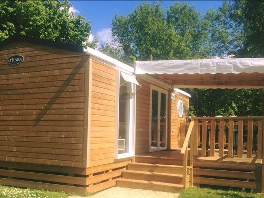 Camping Pas Cher vous présente avec son site Officiel campingpascher.fr, le Camping Du Lac De Saint-Cyr classé 4 étoiles, situé sur la commune de Saint Cyr dans le département Vienne (Poitou Charentes) en France. Le camping Du Lac De Saint-Cyr, vous présente un hébergement de type mobil-home de 28 m² et télévision. Le camping Du Lac De Saint-Cyr vous propose du sam. 22 août au sam. 29 août 2026 pour 7 nuits à 840€. Cette location propose 10 dates différentes pour réserver votre séjour. Découvrez également les 2 autres gammes d'hébergements du camping. Lac, Piscine chauffée, Piscine extérieure, Animations familiales, Club enfants, Aire de jeux enfants, Court de tennis, Ping-pong, Pétanque, Terrain de badminton, Terrain de beach-volley, Terrain multisports, Restaurant, Snack/Bar, Épicerie,... En savoir plus : cliquez-ICI.