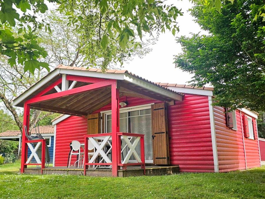 Camping Pas Cher vous présente avec son site Officiel campingpascher.fr, le Camping Ushuaia Villages Les Chalets De Moulière classé 2 étoiles, situé sur la commune de Vouneuil Sur Vienne dans le département Vienne (Poitou Charentes) en France. Le camping Ushuaia Villages Les Chalets De Moulière, vous présente un hébergement de type mobil-home de 45 m² et télévision. Le camping Ushuaia Villages Les Chalets De Moulière vous propose du sam. 29 août au sam. 05 septembre 2026 pour 7 nuits à 359€. Cette location propose 42 dates différentes pour réserver votre séjour. Découvrez également les 6 autres gammes d'hébergements du camping. Les Avis clients pour le Camping Ushuaia Villages Les Chalets De Moulière sont excellents avec une note moyenne de 9 sur 10. Rivière, Piscine chauffée, Piscine extérieure, Aire de jeux enfants, Baby-foot, Canoë-kayak, Court de tennis, Paddle, Ping-pong, Piscine, Pédalo, Pétanque, Salle de fitness, Structure gonflable enfants, Terrain de football, Terrain de volley-ball, Trampoline, Bar, Boulangerie, Snack/Bar, Épicerie,... En savoir plus : cliquez-ICI.