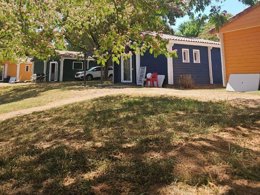 Camping Pas Cher vous présente avec son site Officiel campingpascher.fr, le Camping Ushuaia Villages Les Chalets De Moulière classé 2 étoiles, situé sur la commune de Vouneuil Sur Vienne dans le département Vienne (Poitou Charentes) en France. Le camping Ushuaia Villages Les Chalets De Moulière, vous présente un hébergement de type mobil-home de 36 m² pour 2 personnes et télévision. Le camping Ushuaia Villages Les Chalets De Moulière vous propose du vendredi 03 avril au vendredi 10 avril 2026 pour 7 nuits à 335€. Cette location propose 191 dates différentes pour réserver votre séjour. Découvrez également les 4 autres gammes d'hébergements du camping. Les Avis clients pour le Camping Ushuaia Villages Les Chalets De Moulière sont excellents avec une note moyenne de 9 sur 10. Rivière, Piscine chauffée, Piscine extérieure, Aire de jeux enfants, Baby-foot, Canoë-kayak, Court de tennis, Paddle, Ping-pong, Piscine, Pédalo, Pétanque, Salle de fitness, Structure gonflable enfants, Terrain de football, Terrain de volley-ball, Trampoline, Bar, Boulangerie, Snack/Bar, Épicerie,... En savoir plus : cliquez-ICI.