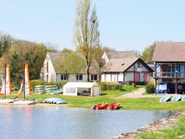 Camping Pas Cher vous présente avec son site Officiel campingpascher.fr, le Camping Le Village Loisirs De Goule classé 3 étoiles, situé sur la commune de Bessais Le Fromental dans le département Cher (Centre Val De Loire) en France. Le camping Le Village Loisirs De Goule vous propose un hébergement de type chalet de 35 m² pour 2 personnes (télévision). L'établissement vous propose 6 autres types d'hébergements. Découvrez tous nos séjours à petits prix dans la commune et aux alentours de Bessais Le Fromental du département : Cher (Centre Val De Loire). Les Avis clients pour le Camping Le Village Loisirs De Goule sont de 7 sur 10. Piscine extérieure, Animation enfants, Aire de jeux enfants, Canoë-kayak, Court de tennis, Cyclisme, Paddle, Ping-pong, Pédalo, Pétanque, Voile, Bar, Dépôt de pain, Snack/Bar, Épicerie,... En savoir plus : cliquez-ICI.