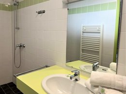 Camping Pas Cher vous présente avec son site Officiel campingpascher.fr, le Camping Le Village Loisirs De Goule classé 3 étoiles, situé sur la commune de Bessais Le Fromental dans le département Cher (Centre Val De Loire) en France. Le camping Le Village Loisirs De Goule, vous présente un hébergement de type chambre pour 1 personne et télévision. Le camping Le Village Loisirs De Goule vous propose du dimanche 07 juin au dimanche 14 juin 2026 pour 7 nuits à 406€. Cette location propose 73 dates différentes pour réserver votre séjour. Découvrez également les 6 autres gammes d'hébergements du camping. Les Avis clients pour le Camping Le Village Loisirs De Goule sont de 7 sur 10. Piscine extérieure, Animation enfants, Aire de jeux enfants, Canoë-kayak, Court de tennis, Cyclisme, Paddle, Ping-pong, Pédalo, Pétanque, Voile, Bar, Dépôt de pain, Snack/Bar, Épicerie,... En savoir plus : cliquez-ICI.