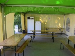 Camping Pas Cher vous présente avec son site Officiel campingpascher.fr, le Camping Le Village Loisirs De Goule classé 3 étoiles, situé sur la commune de Bessais Le Fromental dans le département Cher (Centre Val De Loire) en France. Le camping Le Village Loisirs De Goule, vous présente un hébergement de type hébergement insolite. Le camping Le Village Loisirs De Goule vous propose du vendredi 24 avril au vendredi 01 mai 2026 pour 7 nuits à 210€. Cette location propose 126 dates différentes pour réserver votre séjour. Découvrez également les 6 autres gammes d'hébergements du camping. Les Avis clients pour le Camping Le Village Loisirs De Goule sont de 7 sur 10. Piscine extérieure, Animation enfants, Aire de jeux enfants, Canoë-kayak, Court de tennis, Cyclisme, Paddle, Ping-pong, Pédalo, Pétanque, Voile, Bar, Dépôt de pain, Snack/Bar, Épicerie,... En savoir plus : cliquez-ICI.