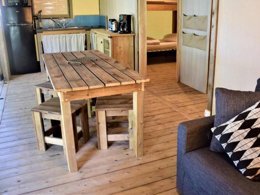 Camping Pas Cher vous présente avec son site Officiel campingpascher.fr, le Camping Le Village Loisirs De Goule classé 3 étoiles, situé sur la commune de Bessais Le Fromental dans le département Cher (Centre-val De Loire) en France. Le camping Le Village Loisirs De Goule vous propose un hébergement de type lodge de 32 m². L'établissement vous propose 9 autres types d'hébergements. Découvrez tous nos séjours à petits prix dans la commune et aux alentours de Bessais Le Fromental du département : Cher (Centre-val De Loire). Les Avis clients pour le Camping Le Village Loisirs De Goule sont excellents avec une note moyenne de 8 sur 10. Piscine extérieure, Animation enfants, Aire de jeux enfants, Canoë-kayak, Court de tennis, Cyclisme, Paddle, Ping-pong, Pédalo, Pétanque, Voile, Bar, Dépôt de pain, Snack/Bar, Épicerie,... En savoir plus : cliquez-ICI.