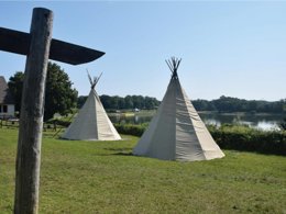 Camping Pas Cher vous présente avec son site Officiel campingpascher.fr, le Camping Le Village Loisirs De Goule classé 3 étoiles, situé sur la commune de Bessais Le Fromental dans le département Cher (Centre Val De Loire) en France. Le camping Le Village Loisirs De Goule, vous présente un hébergement de type chambre de 20 m² pour 1 personne et télévision. Le camping Le Village Loisirs De Goule vous propose du dimanche 07 juin au dimanche 14 juin 2026 pour 7 nuits à 532€. Cette location propose 73 dates différentes pour réserver votre séjour. Découvrez également les 6 autres gammes d'hébergements du camping. Les Avis clients pour le Camping Le Village Loisirs De Goule sont de 7 sur 10. Piscine extérieure, Animation enfants, Aire de jeux enfants, Canoë-kayak, Court de tennis, Cyclisme, Paddle, Ping-pong, Pédalo, Pétanque, Voile, Bar, Dépôt de pain, Snack/Bar, Épicerie,... En savoir plus : cliquez-ICI.