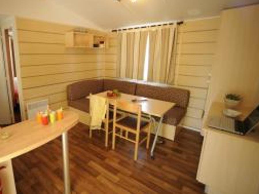 Camping Pas Cher vous présente avec son site Officiel campingpascher.fr, le Village vacances La Grande Dune classé 3 étoiles, situé sur la commune de Saint Hilaire De Riez dans le département Vendée (Pays De La Loire) en France. Le village vacances La Grande Dune vous propose un hébergement de type mobil-home de 28 m² pour 5 personnes (télévision). Cet hébergement propose plus de 44 dates différentes pour réserver ! Pour dévouvrir la période la moins chère, consultez la rubrique 'Tarifs' et sélectionnez votre mois de départ. L'établissement vous propose 4 autres types d'hébergements. Découvrez tous nos séjours à petits prix dans la commune et aux alentours de Saint Hilaire De Riez du département : Vendée (Pays De La Loire). Les Avis clients pour le Village vacances La Grande Dune sont excellents avec une note moyenne de 8 sur 10. Mer, Piscine extérieure, Animation enfants, Animations familiales, Aire de jeux enfants, Bar, Dépôt de pain, Snack/Bar,... En savoir plus : cliquez-ICI.