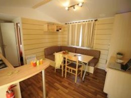 Camping Pas Cher vous présente avec son site Officiel campingpascher.fr, le Village vacances La Grande Dune classé 3 étoiles, situé sur la commune de Saint Hilaire De Riez dans le département Vendée (Pays De La Loire) en France. Le village vacances La Grande Dune vous propose un hébergement de type mobil-home de 28 m² pour 5 personnes (télévision). L'établissement vous propose 2 autres types d'hébergements. Découvrez tous nos séjours à petits prix dans la commune et aux alentours de Saint Hilaire De Riez du département : Vendée (Pays De La Loire). Les Avis clients pour le Village vacances La Grande Dune sont excellents avec une note moyenne de 8 sur 10. Mer, Piscine extérieure, Animation enfants, Animations familiales, Aire de jeux enfants, Bar, Dépôt de pain, Snack/Bar,... En savoir plus : cliquez-ICI.