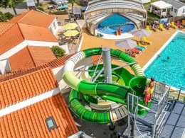 Camping Pas Cher vous présente avec son site Officiel campingpascher.fr, le Camping La Ningle classé 4 étoiles, situé sur la commune de Saint Hilaire De Riez dans le département Vendée (Pays De La Loire) en France. Le camping La Ningle, vous présente un hébergement de type tente de 38 m². Le camping La Ningle vous propose du sam. 22 août au sam. 29 août 2026 pour 7 nuits à 700€. Cette location propose 5 dates différentes pour réserver votre séjour. Découvrez également les 2 autres gammes d'hébergements du camping. Les Avis clients pour le Camping La Ningle sont excellents avec une note moyenne de 9 sur 10. MerÉtang, Piscine couverte, Piscine extérieure, Animations familiales, Club enfants, Aire de jeux enfants, Baby-foot, Centre équestre, Court de tennis, Cyclisme, Paddle, Ping-pong, Piscine, Planche à voile, Pétanque, Bar, Dépôt de pain, Plats à emporter, Supermarché,... En savoir plus : cliquez-ICI.
