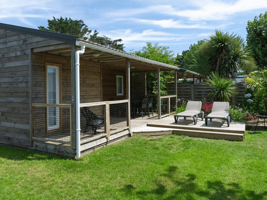 Camping Pas Cher vous présente avec son site Officiel campingpascher.fr, le Camping Les Ecureuils classé 4 étoiles, situé sur la commune de Saint Hilaire De Riez dans le département Vendée (Pays De La Loire) en France. Le camping Les Ecureuils vous propose un hébergement de type chalet de 35 m² (télévision). L'établissement vous propose 8 autres types d'hébergements. Découvrez tous nos séjours à petits prix dans la commune et aux alentours de Saint Hilaire De Riez du département : Vendée (Pays De La Loire). Les Avis clients pour le Camping Les Ecureuils sont excellents avec une note moyenne de 8 sur 10. Piscine couverte, Piscine extérieure, Animations familiales, Club enfants, Aire de jeux enfants, Baby-foot, Canoë-kayak, Centre équestre, Court de tennis, Ping-pong, Piscine, Plongée, Pétanque, Salle de fitness, Salle de jeux vidéo, Surf, Bar, Plats à emporter, Restaurant, Épicerie,... En savoir plus : cliquez-ICI.