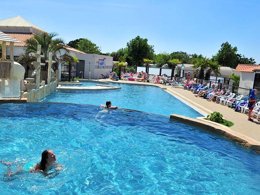 Camping Pas Cher vous présente avec son site Officiel campingpascher.fr, le Camping Les Ecureuils classé 4 étoiles, situé sur la commune de Saint Hilaire De Riez dans le département Vendée (Pays De La Loire) en France. Le camping Les Ecureuils vous propose un hébergement de type maison de campagne de 100 m² pour 8 personnes (télévision). L'établissement vous propose 9 autres types d'hébergements. Découvrez tous nos séjours à petits prix dans la commune et aux alentours de Saint Hilaire De Riez du département : Vendée (Pays De La Loire). Les Avis clients pour le Camping Les Ecureuils sont excellents avec une note moyenne de 8 sur 10. Piscine couverte, Piscine extérieure, Animations familiales, Club enfants, Aire de jeux enfants, Baby-foot, Canoë-kayak, Centre équestre, Court de tennis, Ping-pong, Piscine, Plongée, Pétanque, Salle de fitness, Salle de jeux vidéo, Surf, Bar, Plats à emporter, Restaurant, Épicerie,... En savoir plus : cliquez-ICI.
