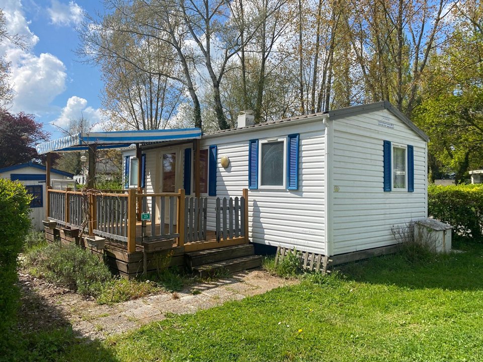 Camping Pas Cher vous présente avec son site Officiel campingpascher.fr, le Établissement Fonteclose, situé sur la commune de Notre Dame De Riez dans le département Vendée (Pays De La Loire) en France. L'établissement Fonteclose vous propose un hébergement de type mobilhome de 30 m². L'établissement vous propose 2 autres types d'hébergements. Découvrez tous nos séjours à petits prix dans la commune et aux alentours de Notre Dame De Riez du département : Vendée (Pays De La Loire).... En savoir plus : cliquez-ICI.