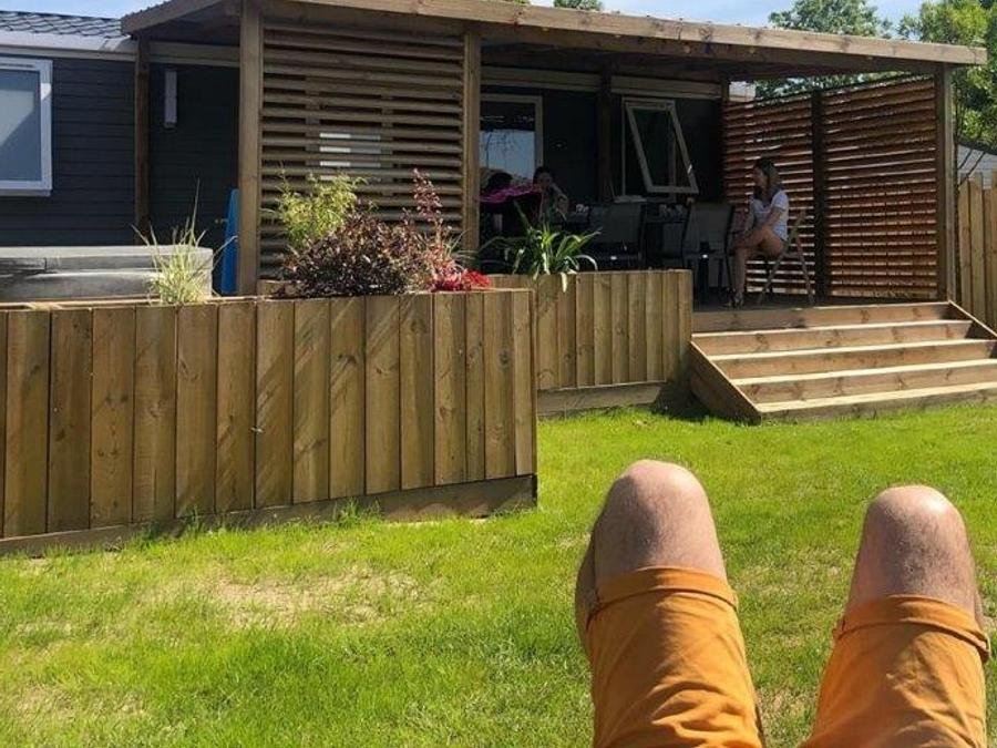 Camping Pas Cher vous présente avec son site Officiel campingpascher.fr, le Camping Flower Le Val De Vie classé 4 étoiles, situé sur la commune de Mache dans le département Vendée (Pays De La Loire) en France. Le camping Flower Le Val De Vie, vous présente un hébergement de type mobil-home de 43 m² pour 2 personnes et télévision. Le camping Flower Le Val De Vie vous propose du vendredi 26 juin au vendredi 03 juillet 2026, en promotion à -9% pour 7 nuits à 719 € au lieu de 792,0 € soit une Économie de 73 €. Cette location propose 57 dates différentes pour réserver votre séjour. Découvrez également les 19 autres gammes d'hébergements du camping. Les Avis clients pour le Camping Flower Le Val De Vie sont excellents avec une note moyenne de 8 sur 10. Lac, Piscine couverte, Piscine extérieure, Animations familiales, Club enfants, Aire de jeux enfants, Baby-foot, Court de tennis, Cyclisme, Parcours sportif, Ping-pong, Pédalo, Pétanque, Randonnée, Salle de fitness, Terrain de football, Terrain multisports, Trampoline, Bar, Boulangerie, Dépôt de pain, Pizzeria, Plats à emporter, Snack/Bar, Épicerie,... En savoir plus : cliquez-ICI.
