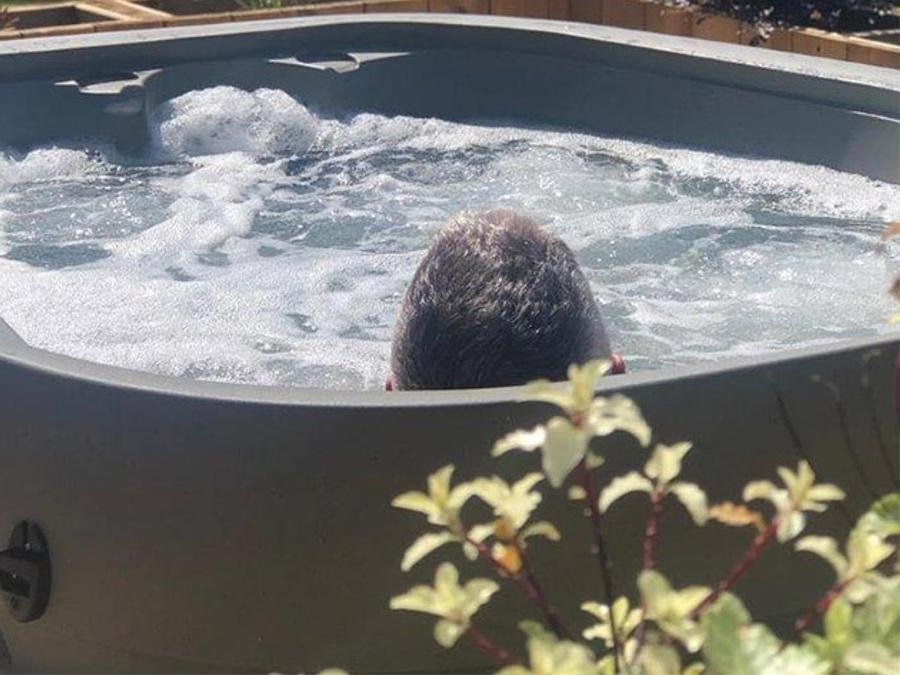 Camping Pas Cher vous présente avec son site Officiel campingpascher.fr, le Camping Flower Le Val De Vie classé 4 étoiles, situé sur la commune de Mache dans le département Vendée (Pays De La Loire) en France. Le camping Flower Le Val De Vie vous propose un hébergement de type mobil-home de 35 m² pour 2 personnes (télévision). L'établissement vous propose 19 autres types d'hébergements. Découvrez tous nos séjours à petits prix dans la commune et aux alentours de Mache du département : Vendée (Pays De La Loire). Les Avis clients pour le Camping Flower Le Val De Vie sont excellents avec une note moyenne de 9 sur 10. Lac, Piscine couverte, Piscine extérieure, Animations familiales, Club enfants, Aire de jeux enfants, Baby-foot, Court de tennis, Cyclisme, Parcours sportif, Ping-pong, Pédalo, Pétanque, Randonnée, Salle de fitness, Terrain de football, Terrain multisports, Trampoline, Bar, Boulangerie, Dépôt de pain, Pizzeria, Plats à emporter, Snack/Bar, Épicerie,... En savoir plus : cliquez-ICI.