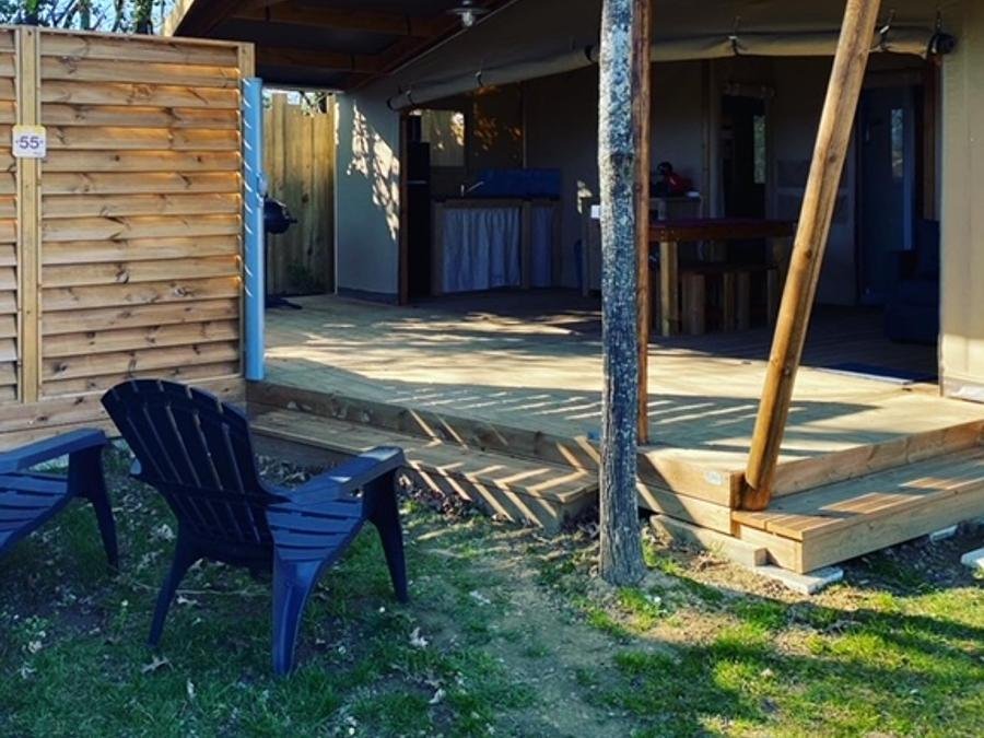 Camping Pas Cher vous présente avec son site Officiel campingpascher.fr, le Camping Flower Le Val De Vie classé 4 étoiles, situé sur la commune de Mache dans le département Vendée (Pays De La Loire) en France. Le camping Flower Le Val De Vie, vous présente un hébergement de type tente en toile et bois de 32 m² pour 2 personnes et télévision. Le camping Flower Le Val De Vie vous propose du sam. 12 septembre au sam. 19 septembre 2026 pour 7 nuits à 469€. Cette location propose 41 dates différentes pour réserver votre séjour. Découvrez également les 19 autres gammes d'hébergements du camping. Les Avis clients pour le Camping Flower Le Val De Vie sont excellents avec une note moyenne de 9 sur 10. Lac, Piscine couverte, Piscine extérieure, Animations familiales, Club enfants, Aire de jeux enfants, Baby-foot, Court de tennis, Cyclisme, Parcours sportif, Ping-pong, Pédalo, Pétanque, Randonnée, Salle de fitness, Terrain de football, Terrain multisports, Trampoline, Bar, Boulangerie, Dépôt de pain, Pizzeria, Plats à emporter, Snack/Bar, Épicerie,... En savoir plus : cliquez-ICI.