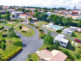 Camping Pas Cher vous présente avec son site Officiel campingpascher.fr, le Camping Flower Le Val De Vie classé 4 étoiles, situé sur la commune de Mache dans le département Vendée (Pays De La Loire) en France. Le camping Flower Le Val De Vie, vous présente un hébergement de type mobil-home de 30 m² pour 2 personnes et télévision. Le camping Flower Le Val De Vie vous propose du lundi 14 septembre au lundi 21 septembre 2026 pour 7 nuits à 266€. Cette location propose 32 dates différentes pour réserver votre séjour. Découvrez également les 19 autres gammes d'hébergements du camping. Les Avis clients pour le Camping Flower Le Val De Vie sont excellents avec une note moyenne de 8 sur 10. Lac, Piscine couverte, Piscine extérieure, Animations familiales, Club enfants, Aire de jeux enfants, Baby-foot, Court de tennis, Cyclisme, Parcours sportif, Ping-pong, Pédalo, Pétanque, Randonnée, Salle de fitness, Terrain de football, Terrain multisports, Trampoline, Bar, Boulangerie, Dépôt de pain, Pizzeria, Plats à emporter, Snack/Bar, Épicerie,... En savoir plus : cliquez-ICI.