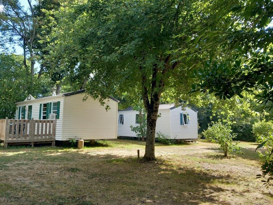Camping Pas Cher vous présente avec son site Officiel campingpascher.fr, le Camping Le Trèfle à 4 Feuilles classé 3 étoiles, situé sur la commune de Commequiers dans le département Vendée (Pays De La Loire) en France. Le camping Le Trèfle à 4 Feuilles, vous présente un hébergement de type mobil-home de 28 m² pour 4 personnes et télévision. Le camping Le Trèfle à 4 Feuilles vous propose du jeudi 24 septembre au jeudi 01 octobre 2026 pour 7 nuits à 195.71€. Cette location propose 45 dates différentes pour réserver votre séjour. Découvrez également les 6 autres gammes d'hébergements du camping. Les Avis clients pour le Camping Le Trèfle à 4 Feuilles sont excellents avec une note moyenne de 9 sur 10. LacMerRivière, Piscine chauffée, Piscine couverte, Animation enfants, Animations familiales, Baby-foot, Ping-pong, Planche à voile, Pétanque, Ski nautique, Structure gonflable enfants, Trampoline, Bar, Dépôt de pain, Snack/Bar, Supermarché, Épicerie,... En savoir plus : cliquez-ICI.