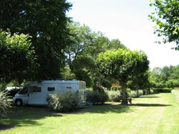Camping Pas Cher vous présente avec son site Officiel campingpascher.fr, le Camping Canal De Berry, situé sur la commune de Saint Amand Montrond dans le département Cher (Centre Val De Loire) en France. Le camping Canal De Berry, vous présente un hébergement de type mobil-home de 28 m² pour 4 personnes. Le camping Canal De Berry vous propose du vendredi 03 avril au vendredi 10 avril 2026, en promotion à -14% pour 7 nuits à 410,55 € au lieu de 483,0 € soit une Économie de 72,45 €. Cette location propose 175 dates différentes pour réserver votre séjour. Découvrez également les 7 autres gammes d'hébergements du camping. Les Avis clients pour le Camping Canal De Berry sont excellents avec une note moyenne de 9 sur 10. LacRivièreÉtang, Piscine couverte, Piscine extérieure, Aire de jeux enfants, Baby-foot, Centre équestre, Court de tennis, Cyclisme, Ping-pong, Pétanque, Randonnée, Terrain de football, Terrain de volley-ball,... En savoir plus : cliquez-ICI.