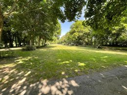 Camping Pas Cher vous présente avec son site Officiel campingpascher.fr, le Camping Canal De Berry, situé sur la commune de Saint Amand Montrond dans le département Cher (Centre Val De Loire) en France. Le camping Canal De Berry, vous présente un hébergement de type lodge de 25 m² pour 4 personnes. Le camping Canal De Berry vous propose du vendredi 01 mai au vendredi 08 mai 2026, en promotion à -14% pour 7 nuits à 345,10 € au lieu de 406,0 € soit une Économie de 60,90 €. Cette location propose 147 dates différentes pour réserver votre séjour. Découvrez également les 7 autres gammes d'hébergements du camping. Les Avis clients pour le Camping Canal De Berry sont excellents avec une note moyenne de 9 sur 10. LacRivièreÉtang, Piscine couverte, Piscine extérieure, Aire de jeux enfants, Baby-foot, Centre équestre, Court de tennis, Cyclisme, Ping-pong, Pétanque, Randonnée, Terrain de football, Terrain de volley-ball,... En savoir plus : cliquez-ICI.