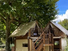 Camping Pas Cher vous présente avec son site Officiel campingpascher.fr, le Camping Canal De Berry, situé sur la commune de Saint Amand Montrond dans le département Cher (Centre Val De Loire) en France. Le camping Canal De Berry, vous présente un hébergement de type lodge de 25 m² pour 4 personnes. Le camping Canal De Berry vous propose du vendredi 01 mai au vendredi 08 mai 2026, en promotion à -14% pour 7 nuits à 345,10 € au lieu de 406,0 € soit une Économie de 60,90 €. Cette location propose 147 dates différentes pour réserver votre séjour. Découvrez également les 7 autres gammes d'hébergements du camping. Les Avis clients pour le Camping Canal De Berry sont excellents avec une note moyenne de 9 sur 10. LacRivièreÉtang, Piscine couverte, Piscine extérieure, Aire de jeux enfants, Baby-foot, Centre équestre, Court de tennis, Cyclisme, Ping-pong, Pétanque, Randonnée, Terrain de football, Terrain de volley-ball,... En savoir plus : cliquez-ICI.