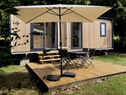 Camping Pas Cher vous présente avec son site Officiel campingpascher.fr, le Camping Canal De Berry, situé sur la commune de Saint Amand Montrond dans le département Cher (Centre Val De Loire) en France. Le camping Canal De Berry, vous présente un hébergement de type mobil-home de 28 m² pour 4 personnes. Le camping Canal De Berry vous propose du vendredi 03 avril au vendredi 10 avril 2026, en promotion à -14% pour 7 nuits à 410,55 € au lieu de 483,0 € soit une Économie de 72,45 €. Cette location propose 175 dates différentes pour réserver votre séjour. Découvrez également les 7 autres gammes d'hébergements du camping. Les Avis clients pour le Camping Canal De Berry sont excellents avec une note moyenne de 9 sur 10. LacRivièreÉtang, Piscine couverte, Piscine extérieure, Aire de jeux enfants, Baby-foot, Centre équestre, Court de tennis, Cyclisme, Ping-pong, Pétanque, Randonnée, Terrain de football, Terrain de volley-ball,... En savoir plus : cliquez-ICI.
