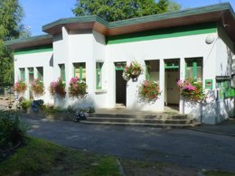 Camping Pas Cher vous présente avec son site Officiel campingpascher.fr, le Camping Canal De Berry, situé sur la commune de Saint Amand Montrond dans le département Cher (Centre Val De Loire) en France. Le camping Canal De Berry, vous présente un hébergement de type lodge de 20 m² pour 4 personnes. Le camping Canal De Berry vous propose du vendredi 01 mai au vendredi 08 mai 2026, en promotion à -15% pour 7 nuits à 297,50 € au lieu de 350,0 € soit une Économie de 52,50 €. Cette location propose 147 dates différentes pour réserver votre séjour. Découvrez également les 7 autres gammes d'hébergements du camping. Les Avis clients pour le Camping Canal De Berry sont excellents avec une note moyenne de 9 sur 10. LacRivièreÉtang, Piscine couverte, Piscine extérieure, Aire de jeux enfants, Baby-foot, Centre équestre, Court de tennis, Cyclisme, Ping-pong, Pétanque, Randonnée, Terrain de football, Terrain de volley-ball,... En savoir plus : cliquez-ICI.