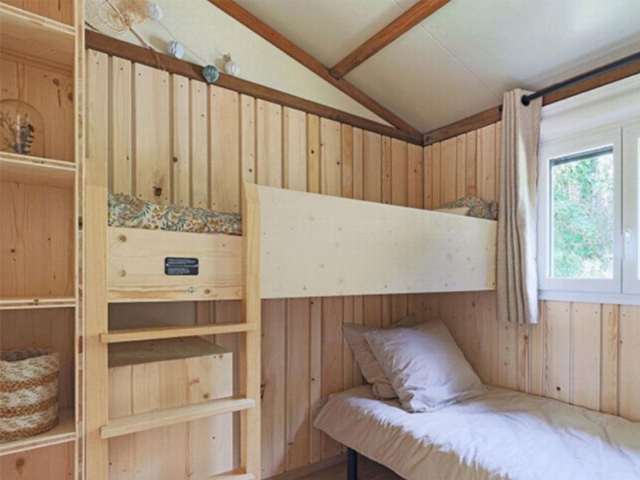 Camping Pas Cher vous présente avec son site Officiel campingpascher.fr, le Camping L'Océan classé 4 étoiles, situé sur la commune de Saint Jean De Monts dans le département Vendée (Pays De La Loire) en France. Le camping L'Océan vous propose un hébergement de type chalet de 35 m² pour 6 personnes. L'établissement vous propose 39 autres types d'hébergements. Découvrez tous nos séjours à petits prix dans la commune et aux alentours de Saint Jean De Monts du département : Vendée (Pays De La Loire). Les Avis clients pour le Camping L'Océan sont excellents avec une note moyenne de 8 sur 10. Mer, Piscine couverte, Piscine extérieure, Animation ados, Animations familiales, Club enfants, Aire de jeux enfants, Baby-foot, Centre équestre, Flipper, Golf, Ping-pong, Piscine, Pétanque, Terrain multisports, Bar, Boulangerie, Dépôt de pain, Plats à emporter, Snack/Bar, Épicerie,... En savoir plus : cliquez-ICI.