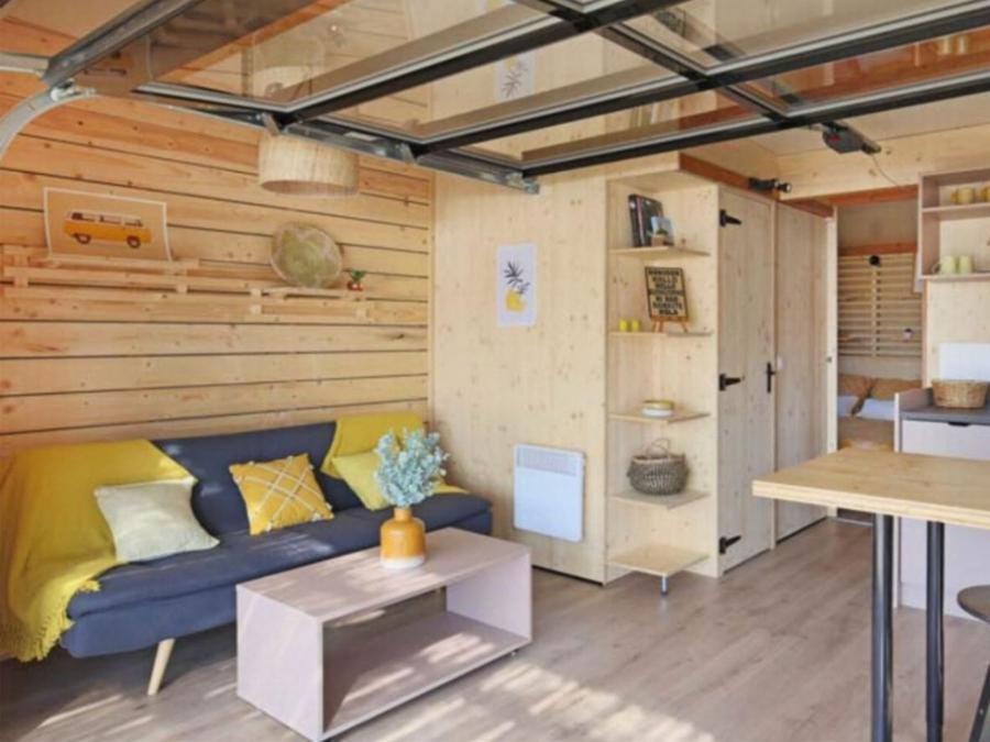 Camping Pas Cher vous présente avec son site Officiel campingpascher.fr, le Camping L'Océan classé 4 étoiles, situé sur la commune de Saint Jean De Monts dans le département Vendée (Pays De La Loire) en France. Le camping L'Océan vous propose un hébergement de type chalet de 25 m² pour 5 personnes. L'établissement vous propose 39 autres types d'hébergements. Découvrez tous nos séjours à petits prix dans la commune et aux alentours de Saint Jean De Monts du département : Vendée (Pays De La Loire). Les Avis clients pour le Camping L'Océan sont excellents avec une note moyenne de 8 sur 10. Mer, Piscine couverte, Piscine extérieure, Animation ados, Animations familiales, Club enfants, Aire de jeux enfants, Baby-foot, Centre équestre, Flipper, Golf, Ping-pong, Piscine, Pétanque, Terrain multisports, Bar, Boulangerie, Dépôt de pain, Plats à emporter, Snack/Bar, Épicerie,... En savoir plus : cliquez-ICI.