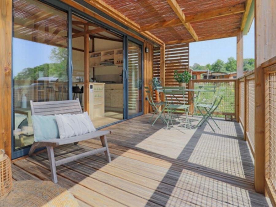 Camping Pas Cher vous présente avec son site Officiel campingpascher.fr, le Camping L'Océan classé 4 étoiles, situé sur la commune de Saint Jean De Monts dans le département Vendée (Pays De La Loire) en France. Le camping L'Océan vous propose un hébergement de type chalet de 35 m² pour 6 personnes. L'établissement vous propose 39 autres types d'hébergements. Découvrez tous nos séjours à petits prix dans la commune et aux alentours de Saint Jean De Monts du département : Vendée (Pays De La Loire). Les Avis clients pour le Camping L'Océan sont excellents avec une note moyenne de 8 sur 10. Mer, Piscine couverte, Piscine extérieure, Animation ados, Animations familiales, Club enfants, Aire de jeux enfants, Baby-foot, Centre équestre, Flipper, Golf, Ping-pong, Piscine, Pétanque, Terrain multisports, Bar, Boulangerie, Dépôt de pain, Plats à emporter, Snack/Bar, Épicerie,... En savoir plus : cliquez-ICI.