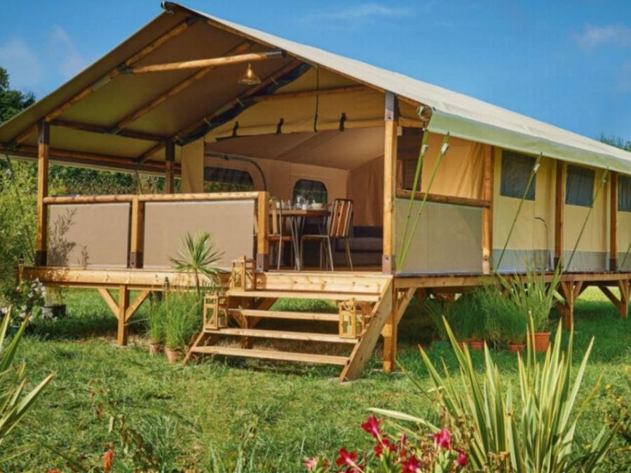 Camping Pas Cher vous présente avec son site Officiel campingpascher.fr, le Camping L'Océan classé 4 étoiles, situé sur la commune de Saint Jean De Monts dans le département Vendée (Pays De La Loire) en France. Le camping L'Océan vous propose un hébergement de type lodge de 34 m² pour 7 personnes. L'établissement vous propose 39 autres types d'hébergements. Découvrez tous nos séjours à petits prix dans la commune et aux alentours de Saint Jean De Monts du département : Vendée (Pays De La Loire). Les Avis clients pour le Camping L'Océan sont excellents avec une note moyenne de 8 sur 10. Mer, Piscine couverte, Piscine extérieure, Animation ados, Animations familiales, Club enfants, Aire de jeux enfants, Baby-foot, Centre équestre, Flipper, Golf, Ping-pong, Piscine, Pétanque, Terrain multisports, Bar, Boulangerie, Dépôt de pain, Plats à emporter, Snack/Bar, Épicerie,... En savoir plus : cliquez-ICI.