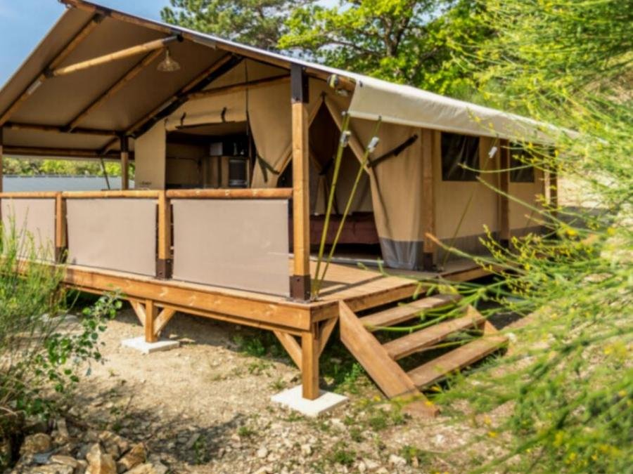 Camping Pas Cher vous présente avec son site Officiel campingpascher.fr, le Camping L'Océan classé 4 étoiles, situé sur la commune de Saint Jean De Monts dans le département Vendée (Pays De La Loire) en France. Le camping L'Océan, vous présente un hébergement de type lodge de 23 m² pour 4 personnes. Le camping L'Océan vous propose du dimanche 06 septembre au dimanche 13 septembre 2026, en promotion à -10% pour 7 nuits à 178,20 € au lieu de 198,0 € soit une Économie de 19,80 €. Cette location propose 19 dates différentes pour réserver votre séjour. Découvrez également les 47 autres gammes d'hébergements du camping. Les Avis clients pour le Camping L'Océan sont excellents avec une note moyenne de 8 sur 10. Mer, Piscine couverte, Piscine extérieure, Animation ados, Animations familiales, Club enfants, Aire de jeux enfants, Baby-foot, Centre équestre, Flipper, Golf, Ping-pong, Piscine, Pétanque, Terrain multisports, Bar, Boulangerie, Dépôt de pain, Plats à emporter, Snack/Bar, Épicerie,... En savoir plus : cliquez-ICI.