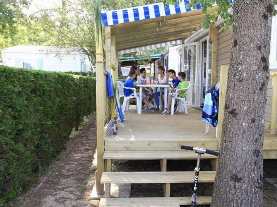 Camping Pas Cher vous présente avec son site Officiel campingpascher.fr, le Camping L'Océan classé 4 étoiles, situé sur la commune de Saint Jean De Monts dans le département Vendée (Pays De La Loire) en France. Le camping L'Océan vous propose un hébergement de type mobil-home de 37 m² pour 8 personnes (télévision). L'établissement vous propose 45 autres types d'hébergements. Découvrez tous nos séjours à petits prix dans la commune et aux alentours de Saint Jean De Monts du département : Vendée (Pays De La Loire). Les Avis clients pour le Camping L'Océan sont excellents avec une note moyenne de 8 sur 10. Mer, Piscine couverte, Piscine extérieure, Animation ados, Animations familiales, Club enfants, Aire de jeux enfants, Baby-foot, Centre équestre, Flipper, Golf, Ping-pong, Piscine, Pétanque, Terrain multisports, Bar, Boulangerie, Dépôt de pain, Plats à emporter, Snack/Bar, Épicerie,... En savoir plus : cliquez-ICI.