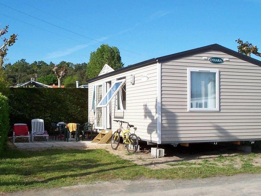 Camping Pas Cher vous présente avec son site Officiel campingpascher.fr, le Camping La Buzelière classé 4 étoiles, situé sur la commune de Saint Jean De Monts dans le département Vendée (Pays De La Loire) en France. Le camping La Buzelière, vous présente un hébergement de type mobil-home de 26 m² et télévision. Le camping La Buzelière vous propose du sam. 04 juillet au sam. 11 juillet 2026 pour 7 nuits à 540€. Cette location propose 2 dates différentes pour réserver votre séjour. Découvrez également les 3 autres gammes d'hébergements du camping. Les Avis clients pour le Camping La Buzelière sont excellents avec une note moyenne de 8 sur 10. Mer, Piscine chauffée, Piscine extérieure, Animation enfants, Aire de jeux enfants, Centre équestre, Court de tennis couvert, Cyclisme, Ping-pong, Pétanque, Salle de jeux vidéo, Sports nautiques, Terrain multisports, Bar, Dépôt de pain, Plats à emporter, Restaurant, Snack/Bar, Supermarché,... En savoir plus : cliquez-ICI.
